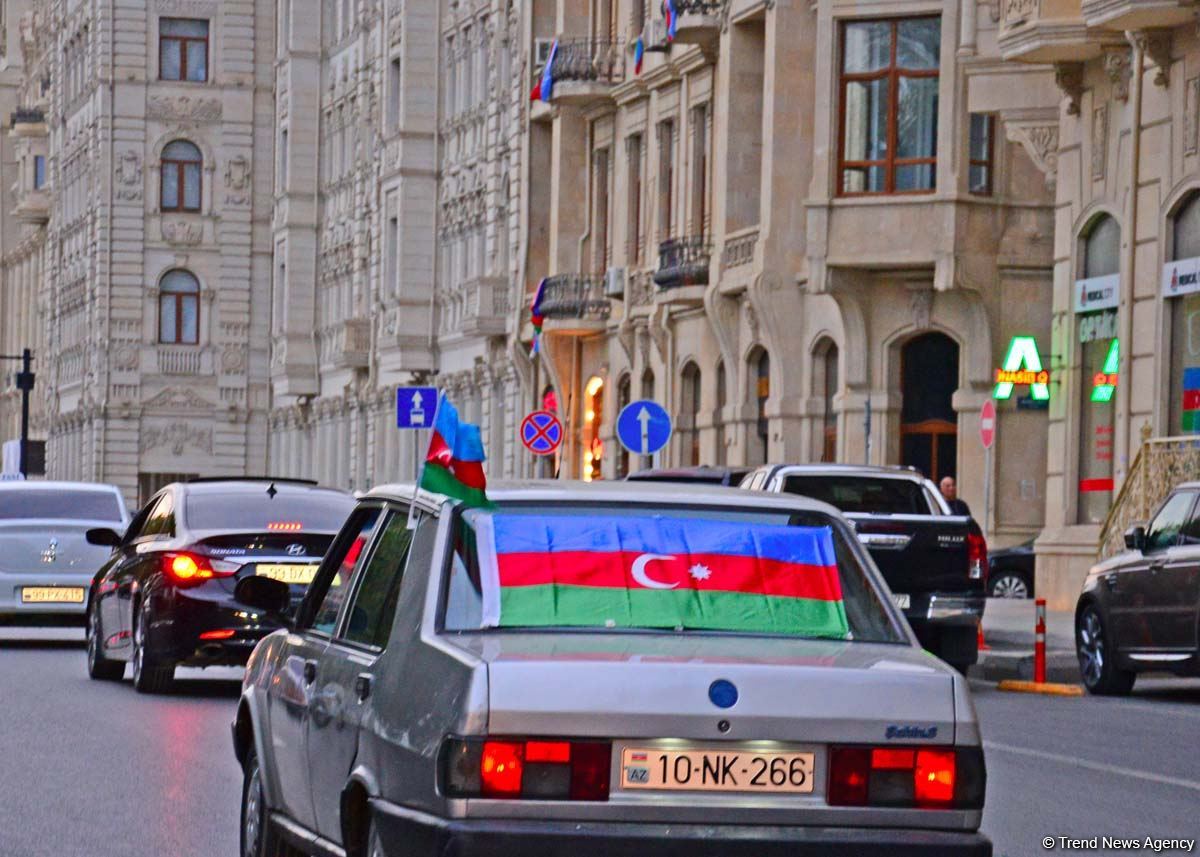 Баку украсился национальным триколором (ФОТО)