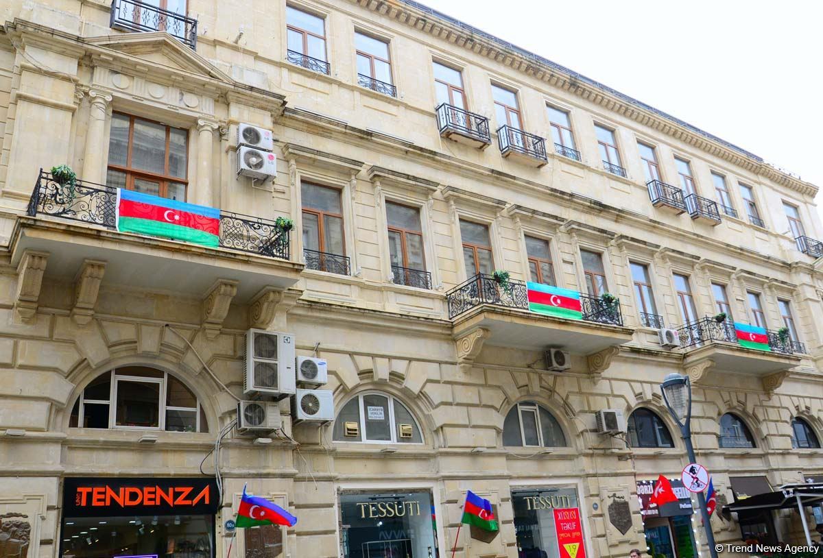 Баку украсился национальным триколором (ФОТО)