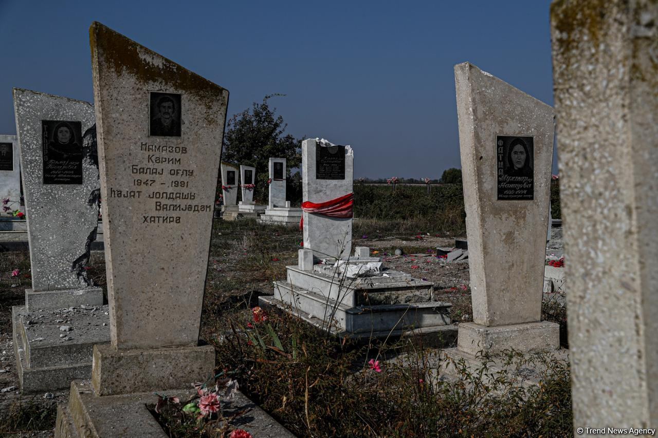 ВС Армении подвергли умышленному обстрелу кладбище в Агдаме (ФОТО)