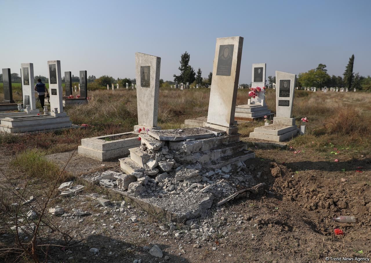 ВС Армении подвергли умышленному обстрелу кладбище в Агдаме (ФОТО)