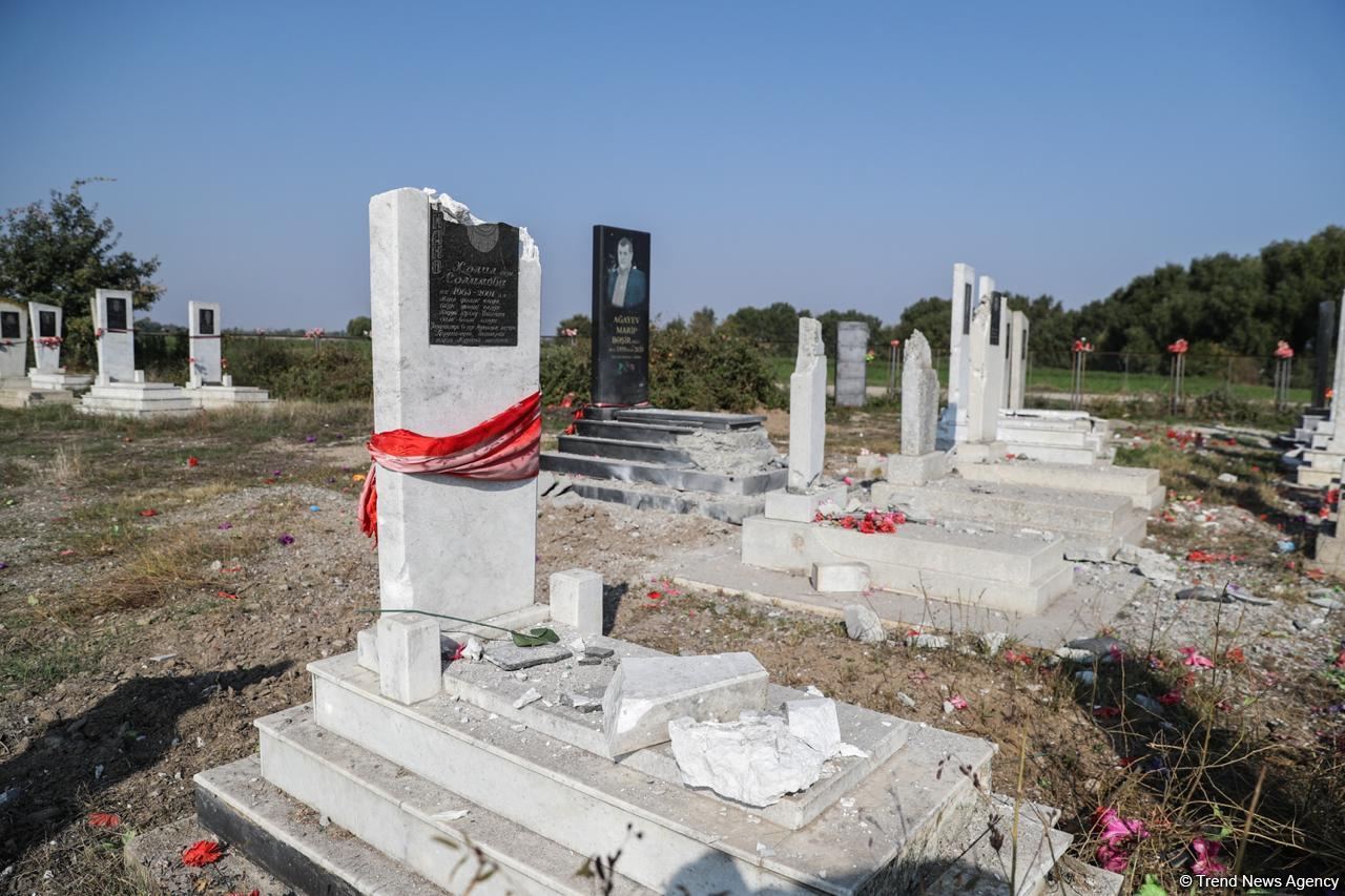 ВС Армении подвергли умышленному обстрелу кладбище в Агдаме (ФОТО)