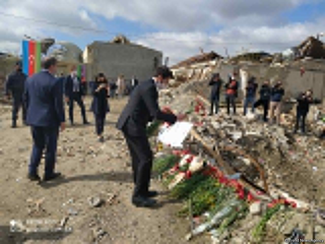 Посол Израиля побывал на месте ракетных ударов армянских ВС по Гяндже  (ФОТО)