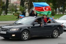 Переполненные счастьем люди празднуют освобождение города Шуша - радость победы в Баку (ФОТО/ВИДЕО)