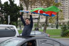 Переполненные счастьем люди празднуют освобождение города Шуша - радость победы в Баку (ФОТО/ВИДЕО)
