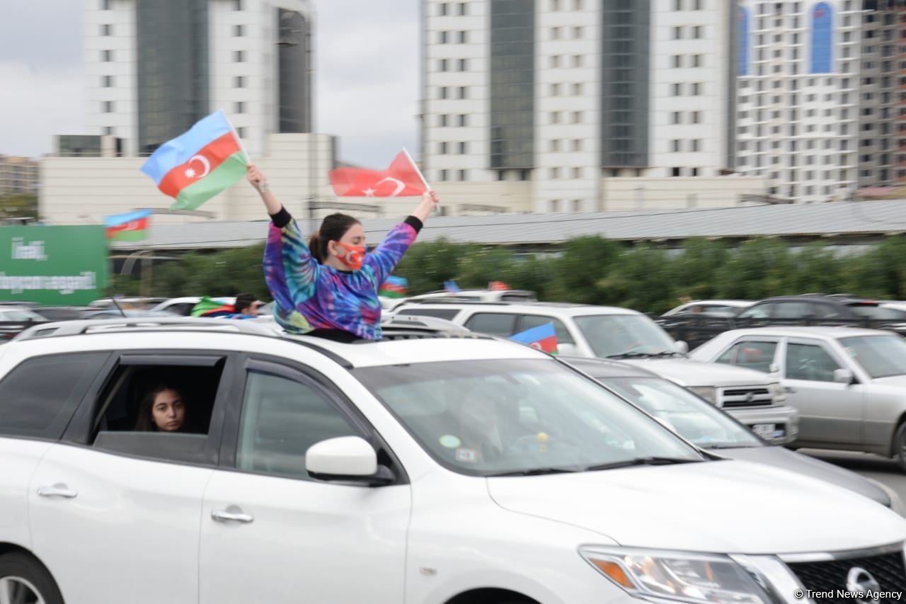 Переполненные счастьем люди празднуют освобождение города Шуша - радость победы в Баку (ФОТО/ВИДЕО)