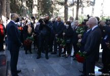 Представители минкультуры Азербайджана и деятели искусства посетили Аллею почетного захоронения (ФОТО)