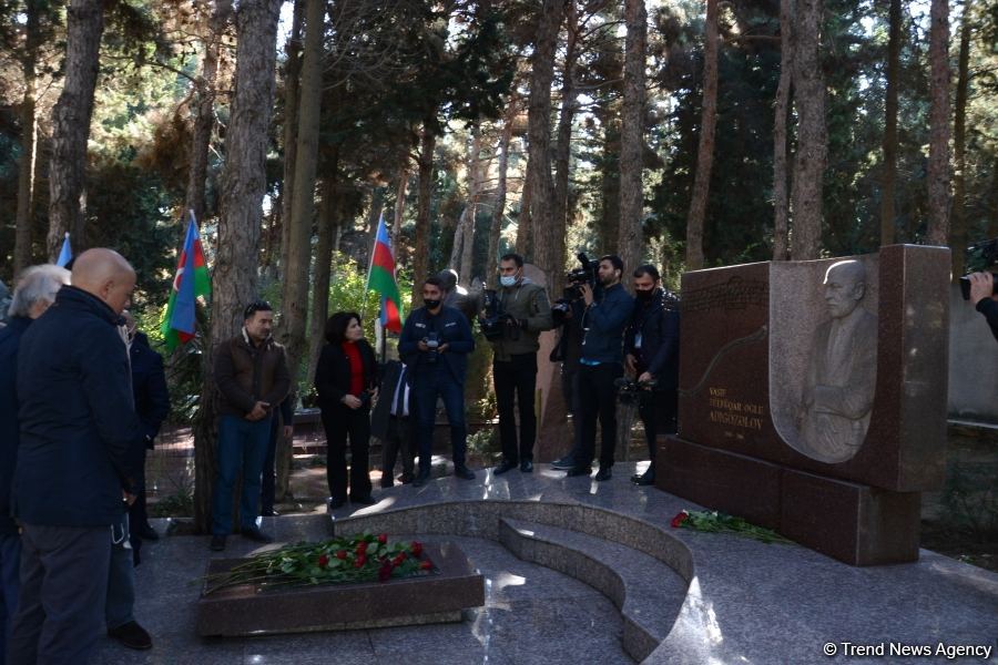 Представители минкультуры Азербайджана и деятели искусства посетили Аллею почетного захоронения (ФОТО)