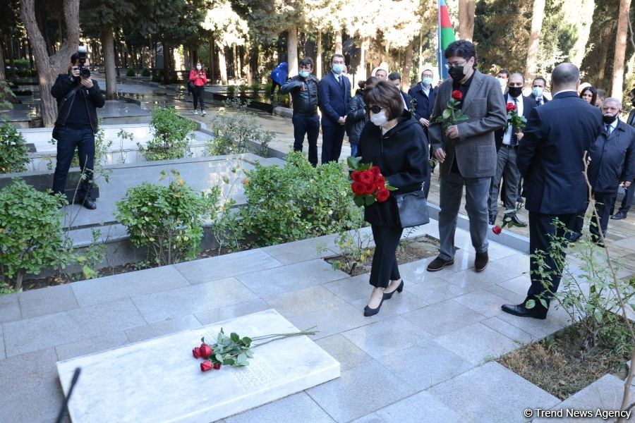 Представители минкультуры Азербайджана и деятели искусства посетили Аллею почетного захоронения (ФОТО)