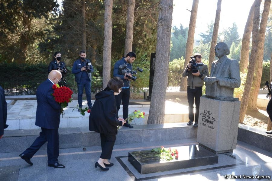 Представители минкультуры Азербайджана и деятели искусства посетили Аллею почетного захоронения (ФОТО)