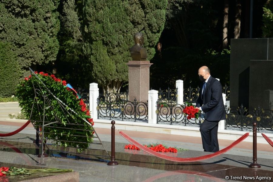 Представители минкультуры Азербайджана и деятели искусства посетили Аллею почетного захоронения (ФОТО)