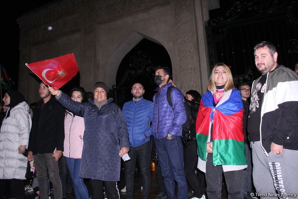Баку до утра праздновал победу Азербайджана над Арменией - фейерверки, песни, танцы! (ВИДЕО, ФОТО)