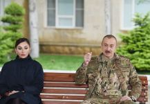 Президент Азербайджана Ильхам Алиев и Первая леди Мехрибан Алиева встретились с военнослужащими, проходящими лечение в Клиническом медцентре №1 (ФОТО)