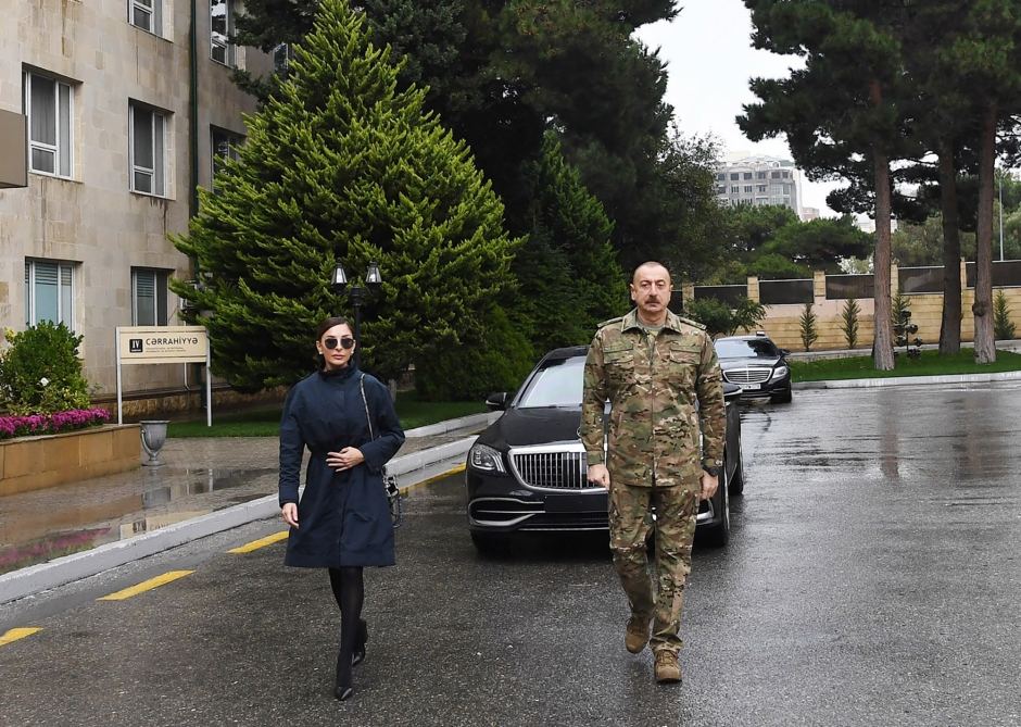 Президент Азербайджана Ильхам Алиев и Первая леди Мехрибан Алиева встретились с военнослужащими, проходящими лечение в Клиническом медцентре №1 (ФОТО)