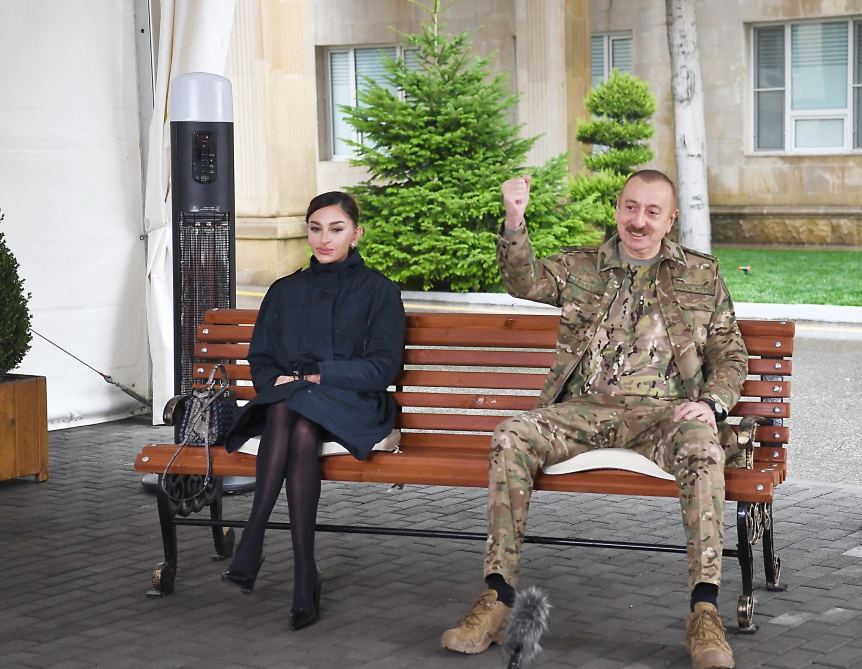 Президент Азербайджана Ильхам Алиев и Первая леди Мехрибан Алиева встретились с военнослужащими, проходящими лечение в Клиническом медцентре №1 (ФОТО)