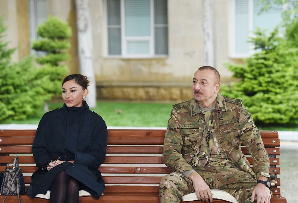 Президент Азербайджана Ильхам Алиев и Первая леди Мехрибан Алиева встретились с военнослужащими, проходящими лечение в Клиническом медцентре №1 (ФОТО)