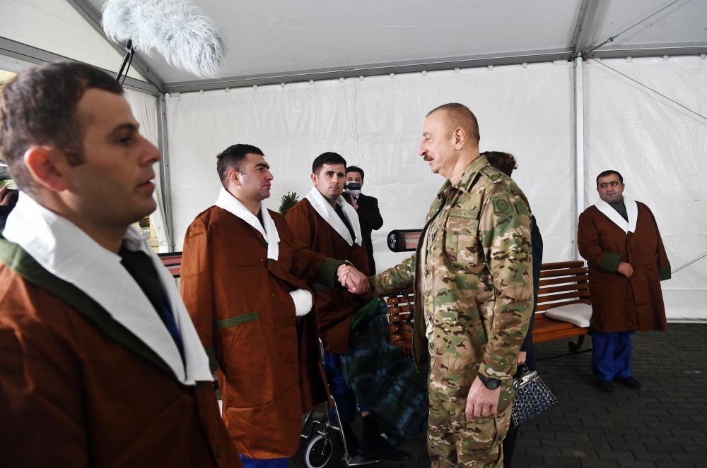 Президент Азербайджана Ильхам Алиев и Первая леди Мехрибан Алиева встретились с военнослужащими, проходящими лечение в Клиническом медцентре №1 (ФОТО)