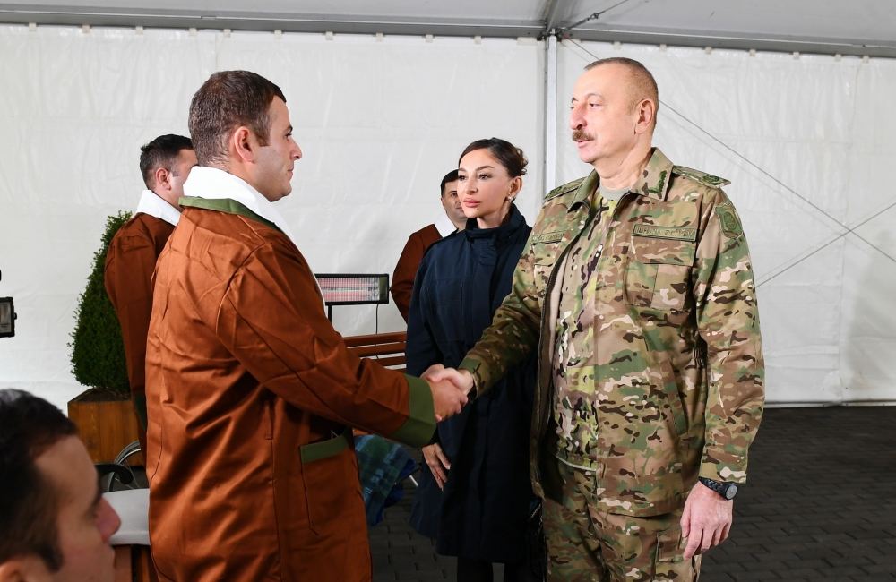 Президент Азербайджана Ильхам Алиев и Первая леди Мехрибан Алиева встретились с военнослужащими, проходящими лечение в Клиническом медцентре №1 (ФОТО)