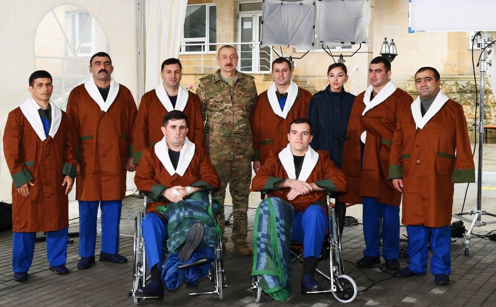 Президент Азербайджана Ильхам Алиев и Первая леди Мехрибан Алиева встретились с военнослужащими, проходящими лечение в Клиническом медцентре №1 (ФОТО)