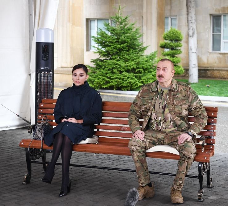 Президент Азербайджана Ильхам Алиев и Первая леди Мехрибан Алиева встретились с военнослужащими, проходящими лечение в Клиническом медцентре №1 (ФОТО)