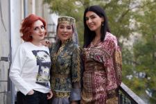 От Нью-Йорка до Баку - Удивительная красота и изящество цветка Xары бюльбюль в коллекциях азербайджанских дизайнеров (ФОТО)
