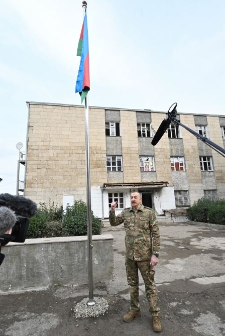 Президент Ильхам Алиев и Первая леди Мехрибан Алиева побывали в освобожденных от оккупации Физулинском и Джебраильском районах, в том числе в городах Физули и Джебраил (ОБНОВЛЕНО)