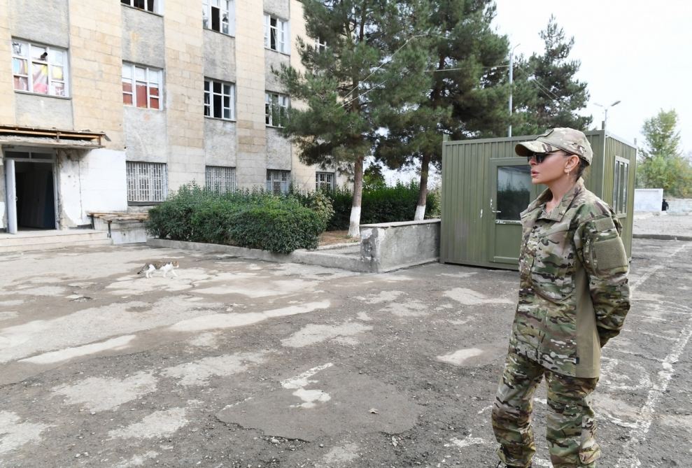 Президент Ильхам Алиев и Первая леди Мехрибан Алиева побывали в освобожденных от оккупации Физулинском и Джебраильском районах, в том числе в городах Физули и Джебраил (ОБНОВЛЕНО)