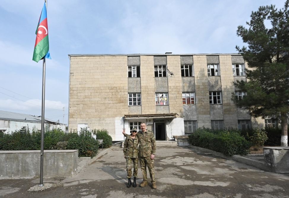 Президент Ильхам Алиев и Первая леди Мехрибан Алиева побывали в освобожденных от оккупации Физулинском и Джебраильском районах, в том числе в городах Физули и Джебраил (ОБНОВЛЕНО)