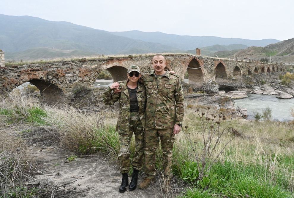Президент Ильхам Алиев и Первая леди Мехрибан Алиева побывали в освобожденных от оккупации Физулинском и Джебраильском районах, в том числе в городах Физули и Джебраил (ОБНОВЛЕНО)
