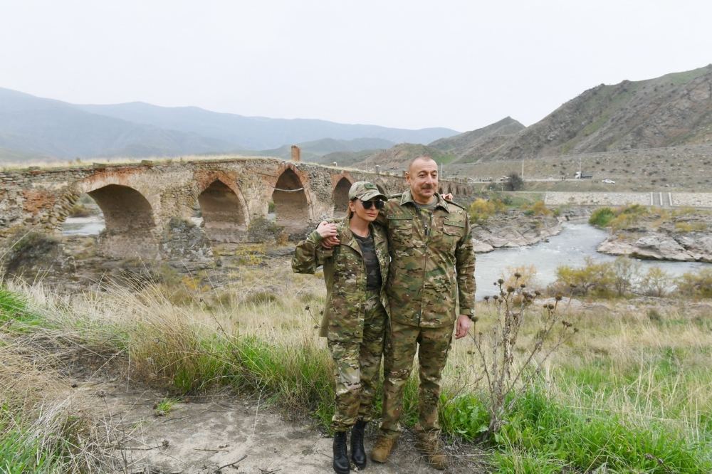 Президент Ильхам Алиев и Первая леди Мехрибан Алиева побывали в освобожденных от оккупации Физулинском и Джебраильском районах, в том числе в городах Физули и Джебраил (ОБНОВЛЕНО)