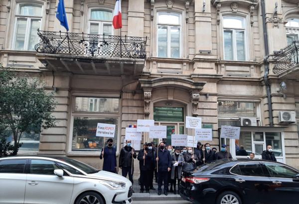 В Баку перед посольством Франции прошла акция протеста (ФОТО)