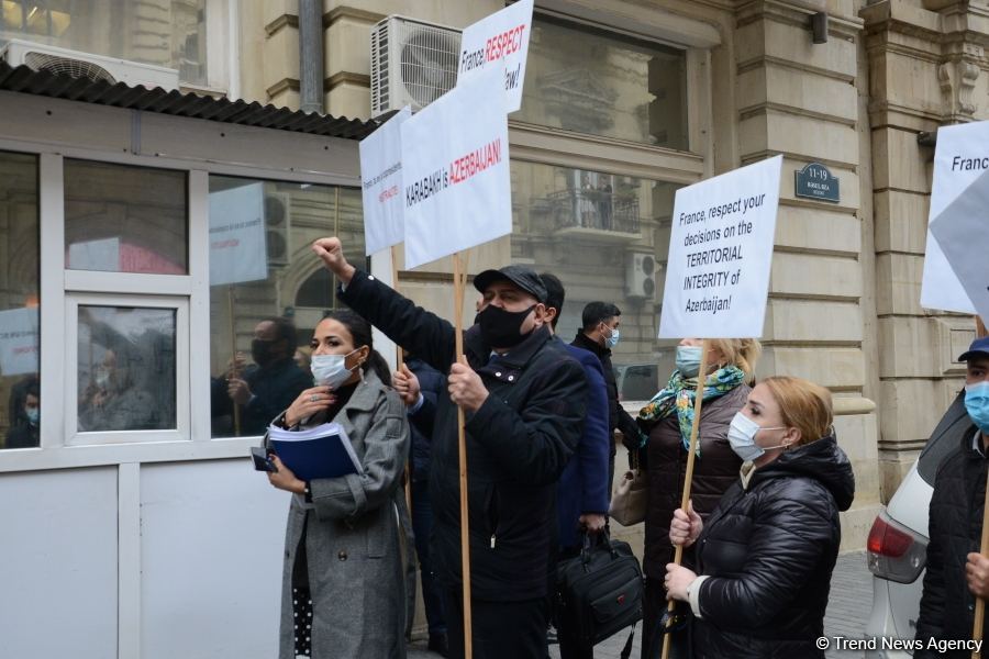 В Баку перед посольством Франции прошла акция протеста (ФОТО)