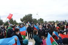 Azerbaijani refugees from Kalbajar visit Martyrs Alley (PHOTO)