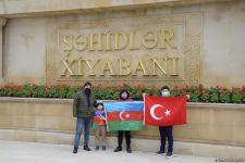 Azerbaijani refugees from Kalbajar visit Martyrs Alley (PHOTO)