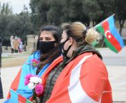 Azerbaijani refugees from Kalbajar visit Martyrs Alley (PHOTO)