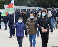 Azerbaijani refugees from Kalbajar visit Martyrs Alley (PHOTO)