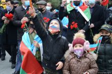 Azerbaijani refugees from Kalbajar visit Martyrs Alley (PHOTO)