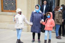 Azerbaijani refugees from Kalbajar visit Martyrs Alley (PHOTO)