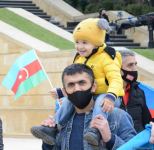 Azerbaijani refugees from Kalbajar visit Martyrs Alley (PHOTO)