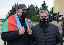 Azerbaijani refugees from Kalbajar visit Martyrs Alley (PHOTO)