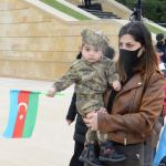 Azerbaijani refugees from Kalbajar visit Martyrs Alley (PHOTO)