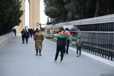 Azerbaijani refugees from Kalbajar visit Martyrs Alley (PHOTO)