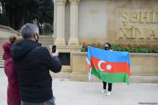 Azerbaijani refugees from Kalbajar visit Martyrs Alley (PHOTO)