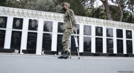 Azerbaijani refugees from Kalbajar visit Martyrs Alley (PHOTO)