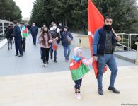 Azerbaijani refugees from Kalbajar visit Martyrs Alley (PHOTO)