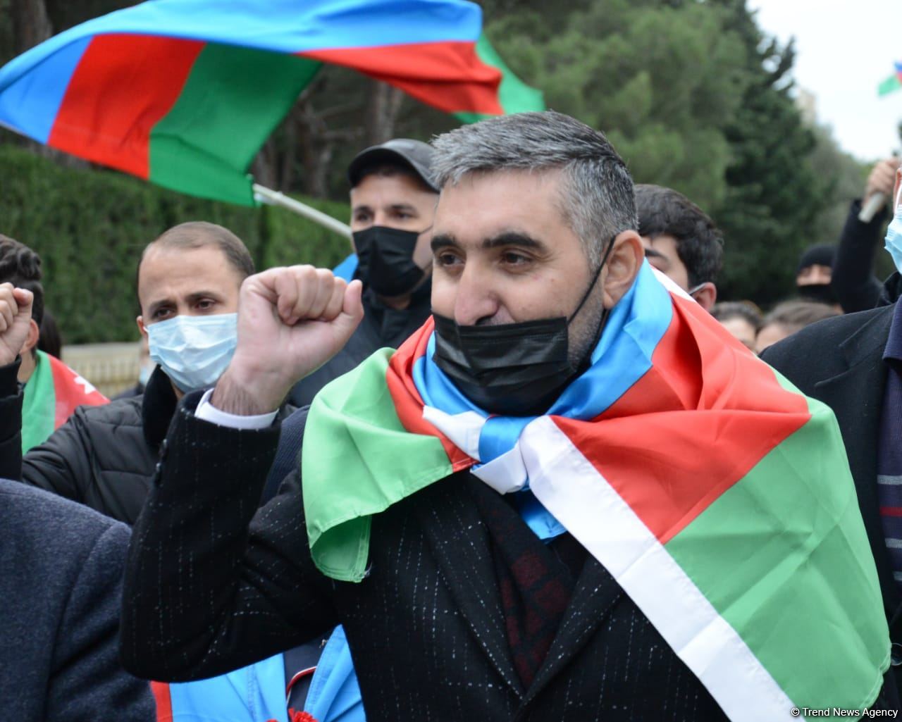 Azerbaijani refugees from Kalbajar visit Martyrs Alley (PHOTO)