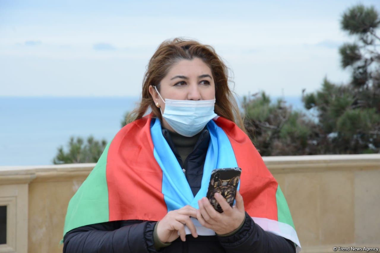 Azerbaijani refugees from Kalbajar visit Martyrs Alley (PHOTO)