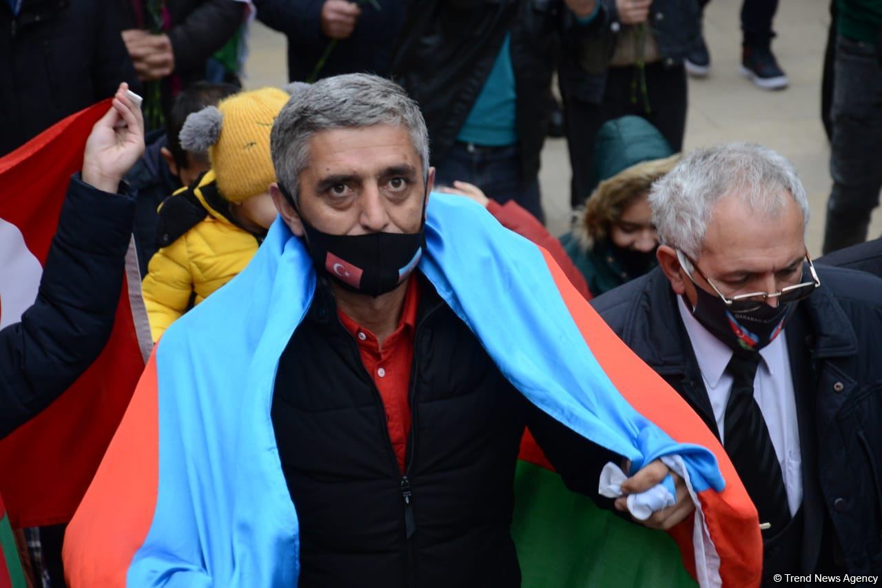 Azerbaijani refugees from Kalbajar visit Martyrs Alley (PHOTO)