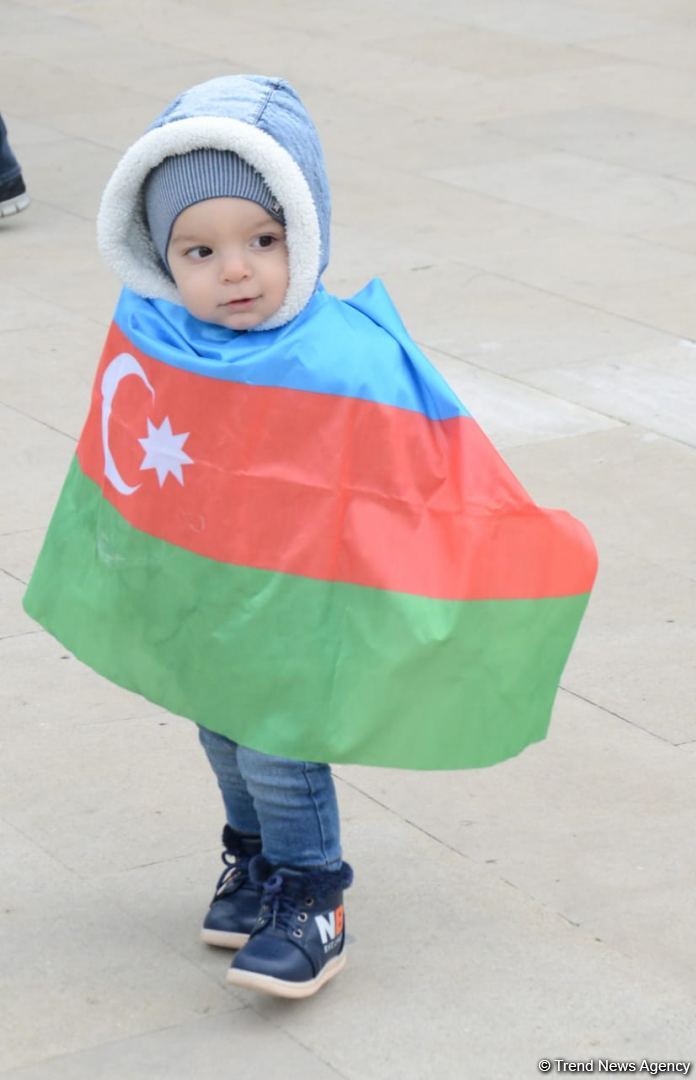 Azerbaijani refugees from Kalbajar visit Martyrs Alley (PHOTO)