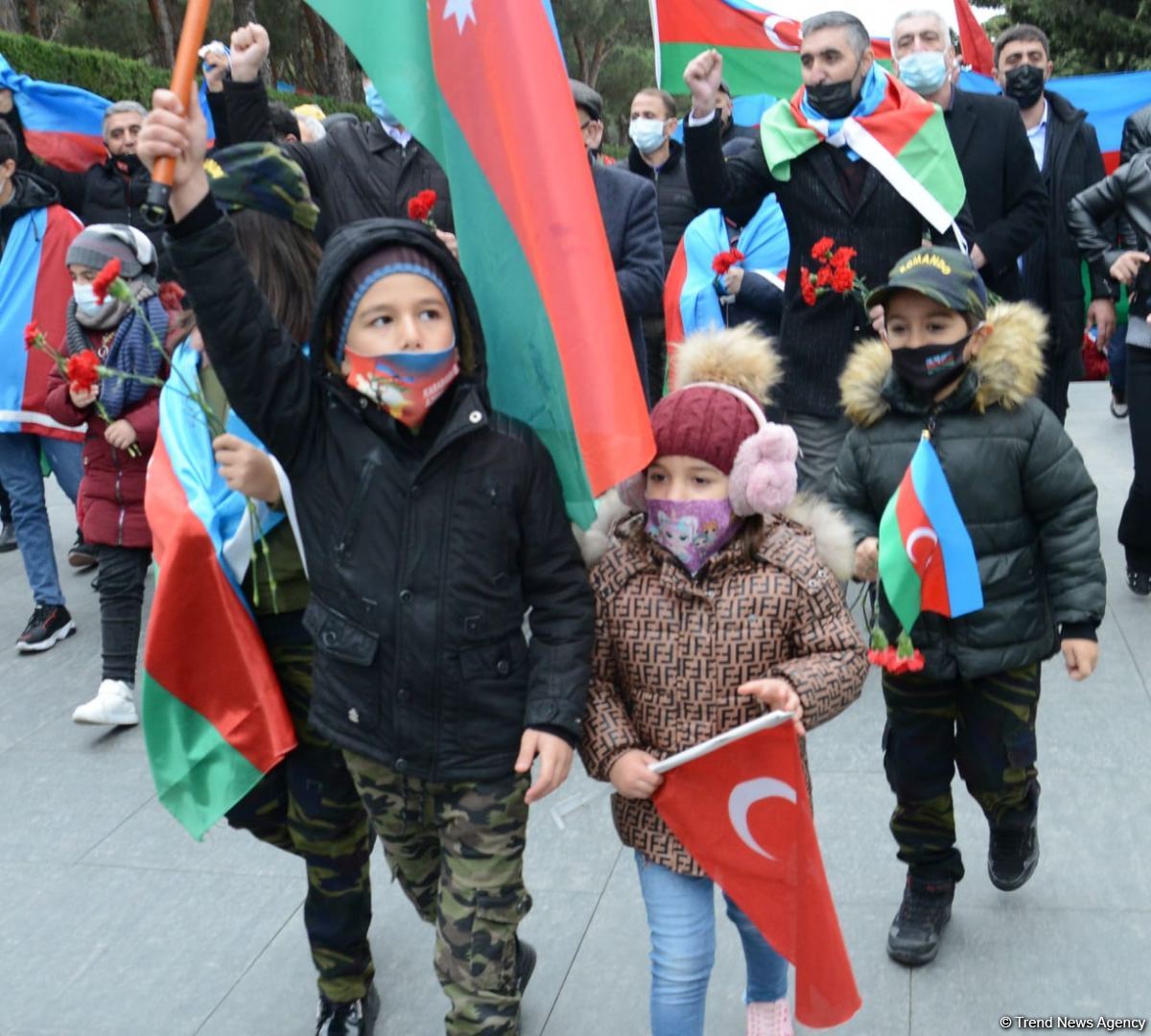 Azerbaijani refugees from Kalbajar visit Martyrs Alley (PHOTO)