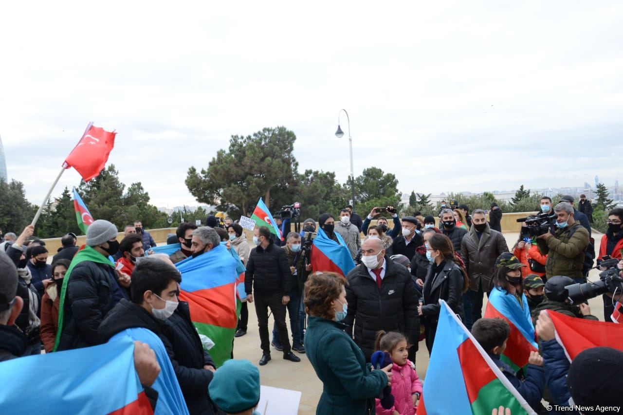 Azerbaijani refugees from Kalbajar visit Martyrs Alley (PHOTO)